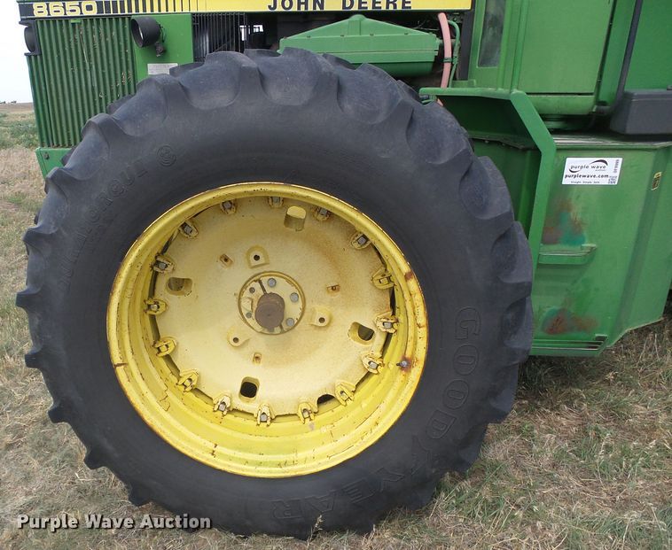 image for item DF8999 1984 John Deere 8650  4WD tractor