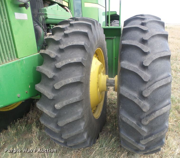 image for item DF8999 1984 John Deere 8650  4WD tractor