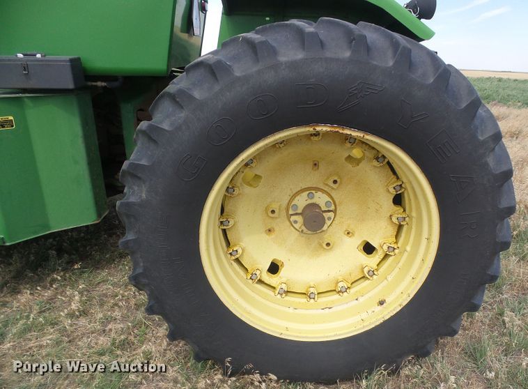 image for item DF8999 1984 John Deere 8650  4WD tractor