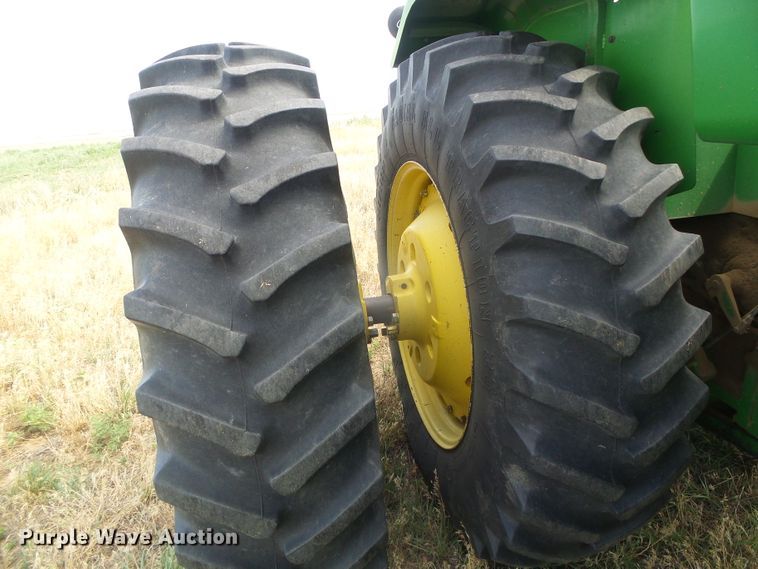 image for item DF8999 1984 John Deere 8650  4WD tractor