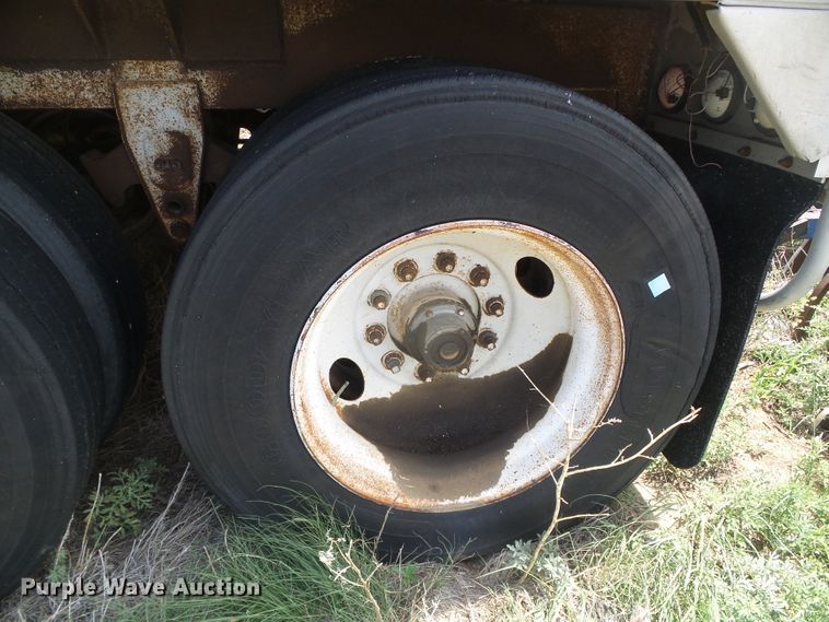 image for item DG0007 1983 Corn Husker 600-121382-2060 double hopper bottom grain trailer