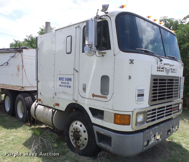 image for item DG0026 1990 International 9700  semi truck