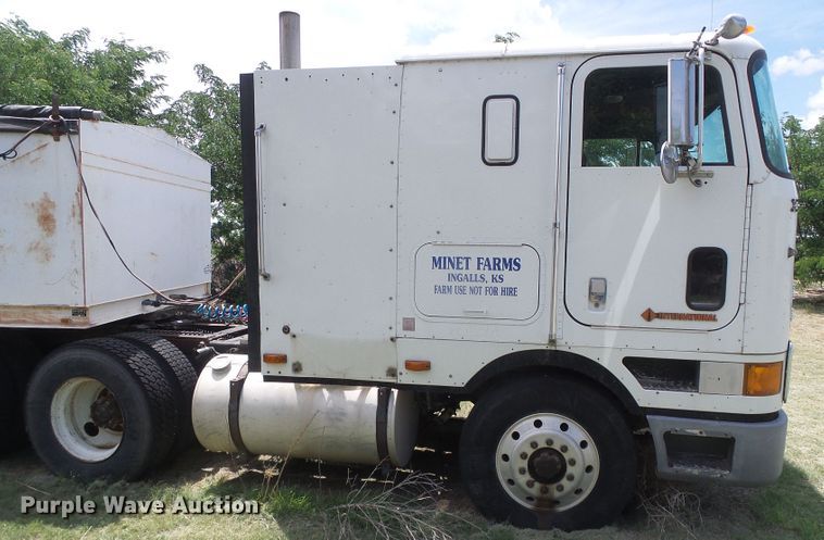 image for item DG0026 1990 International 9700  semi truck