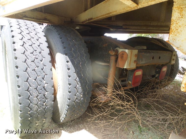 image for item DG0026 1990 International 9700  semi truck