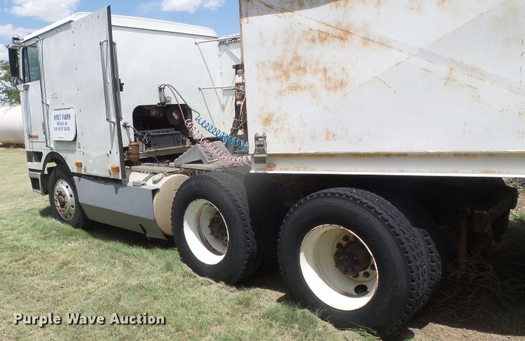 image for item DG0026 1990 International 9700  semi truck