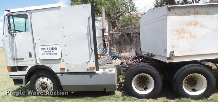 image for item DG0026 1990 International 9700  semi truck