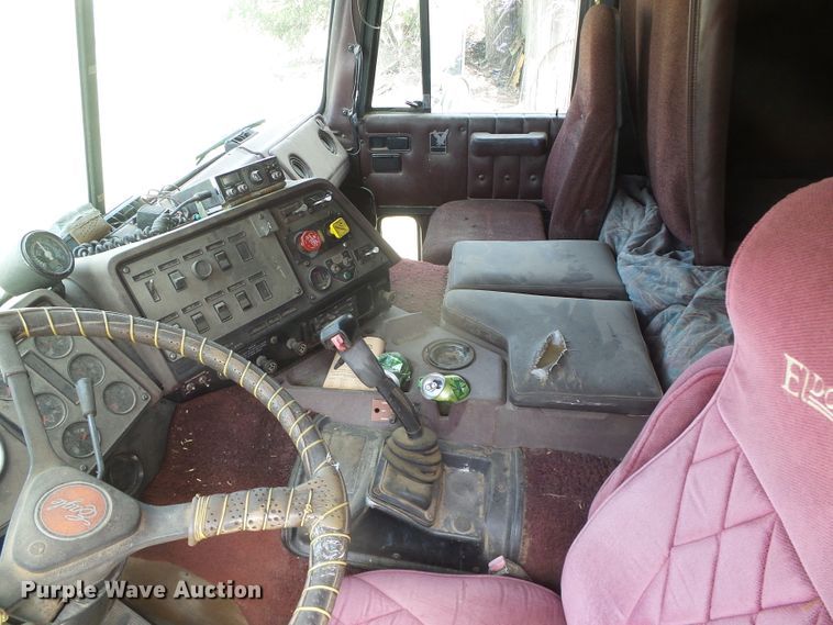 image for item DG0026 1990 International 9700  semi truck