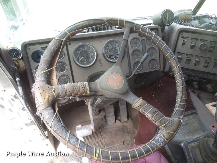 image for item DG0026 1990 International 9700  semi truck