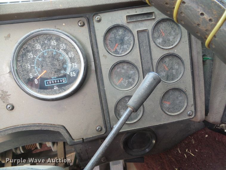 image for item DG0026 1990 International 9700  semi truck