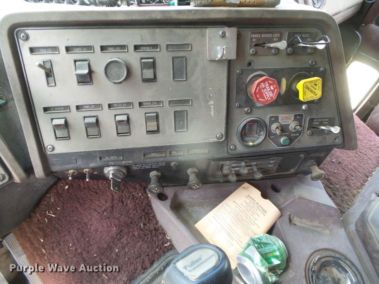 image for item DG0026 1990 International 9700  semi truck