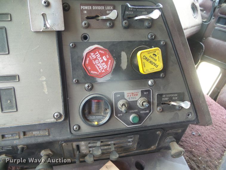 image for item DG0026 1990 International 9700  semi truck