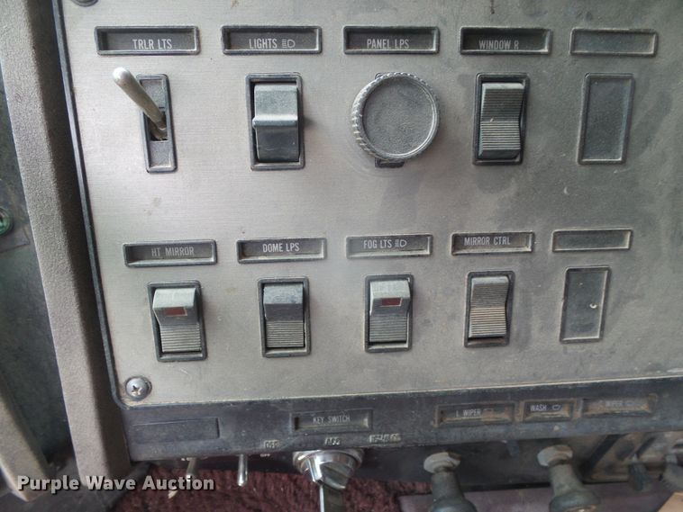 image for item DG0026 1990 International 9700  semi truck