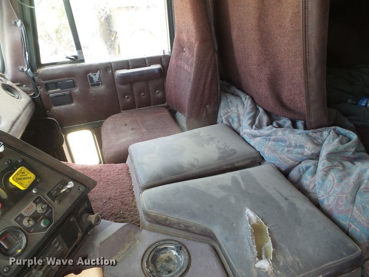 image for item DG0026 1990 International 9700  semi truck