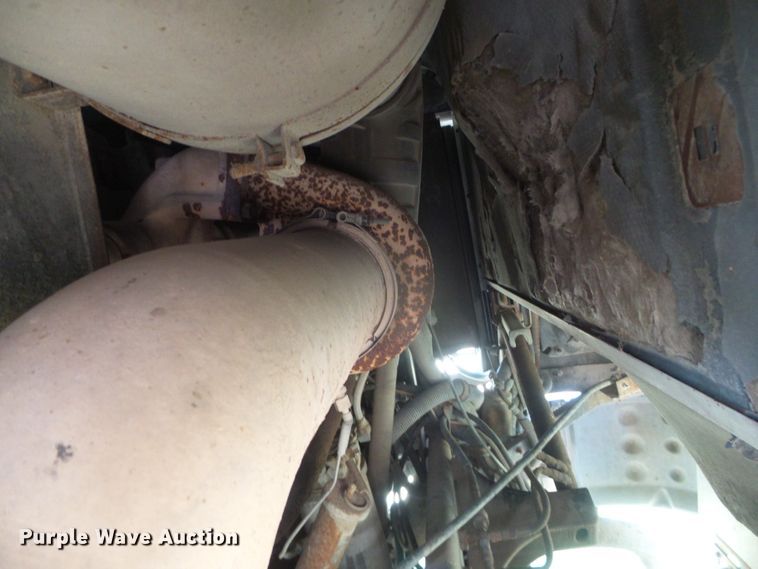 image for item DG0026 1990 International 9700  semi truck