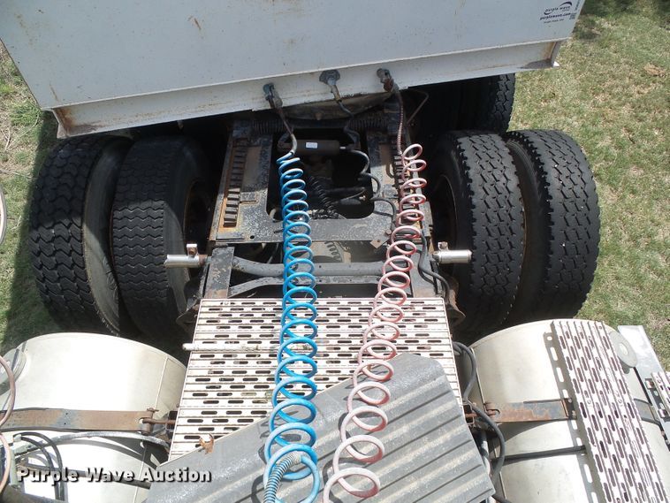 image for item DG0026 1990 International 9700  semi truck