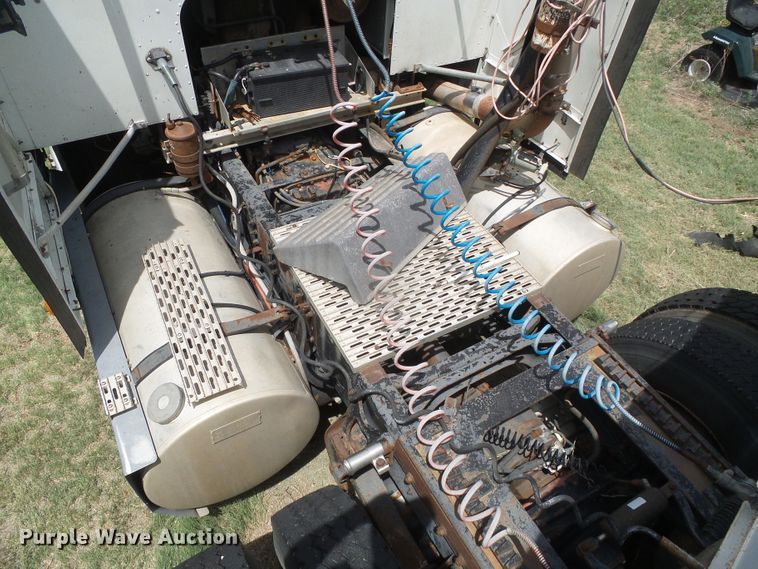 image for item DG0026 1990 International 9700  semi truck