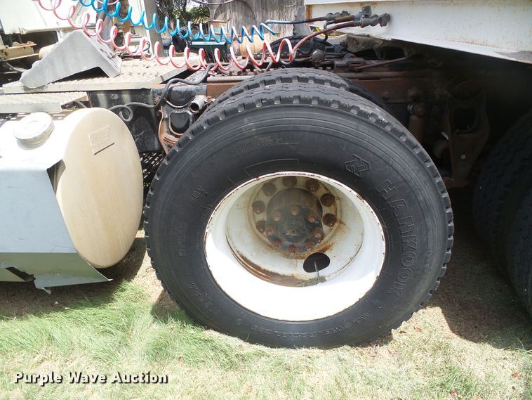 image for item DG0026 1990 International 9700  semi truck