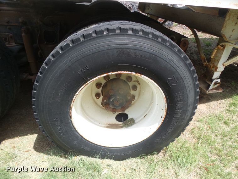 image for item DG0026 1990 International 9700  semi truck