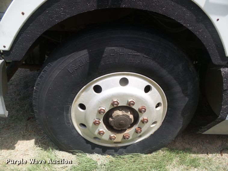 image for item DG0026 1990 International 9700  semi truck