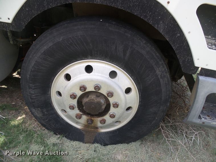 image for item DG0026 1990 International 9700  semi truck