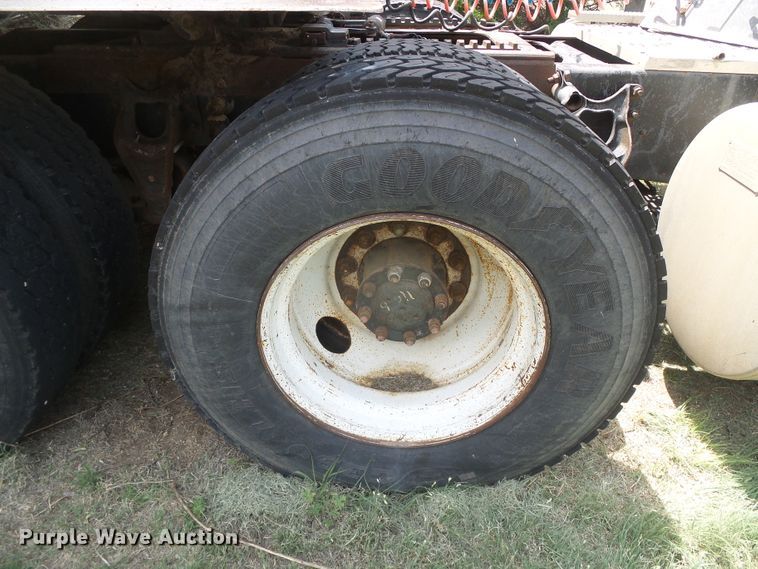 image for item DG0026 1990 International 9700  semi truck