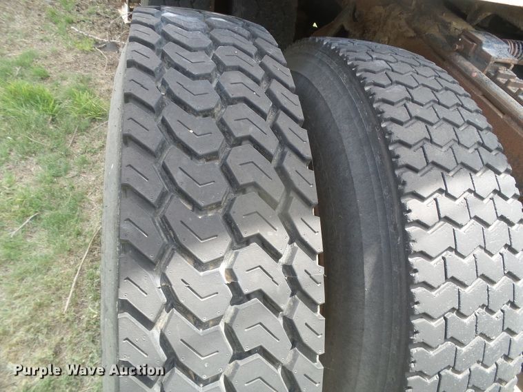 image for item DG0026 1990 International 9700  semi truck