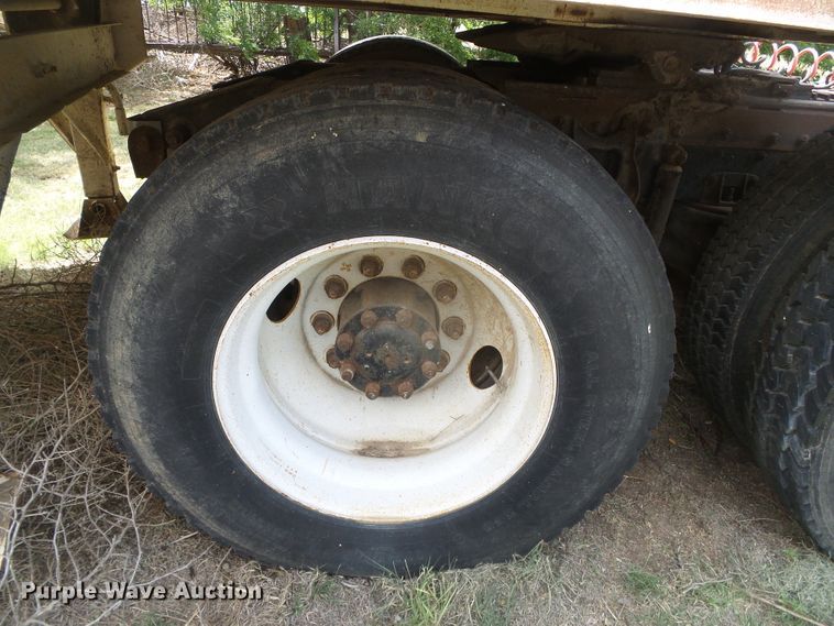 image for item DG0026 1990 International 9700  semi truck