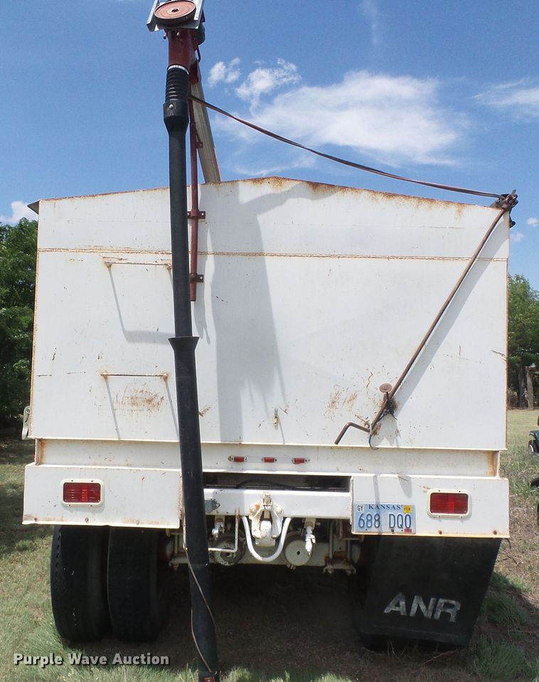 image for item DG0027 1979 Hobbs single hopper bottom grain trailer