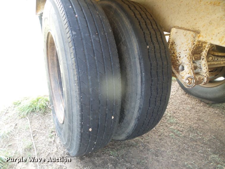 image for item DG0027 1979 Hobbs single hopper bottom grain trailer