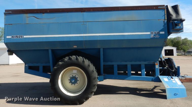 image for item DG5981 Kinze 840AW grain cart