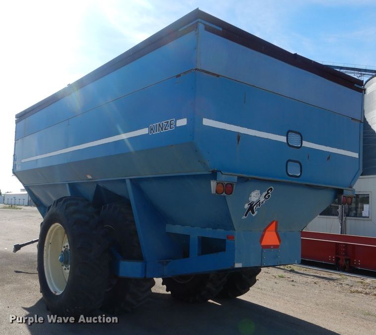 image for item DG5981 Kinze 840AW grain cart