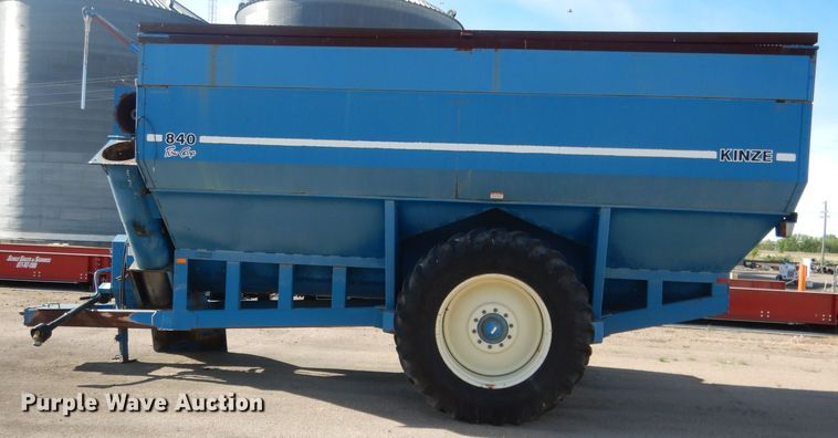 image for item DG5981 Kinze 840AW grain cart