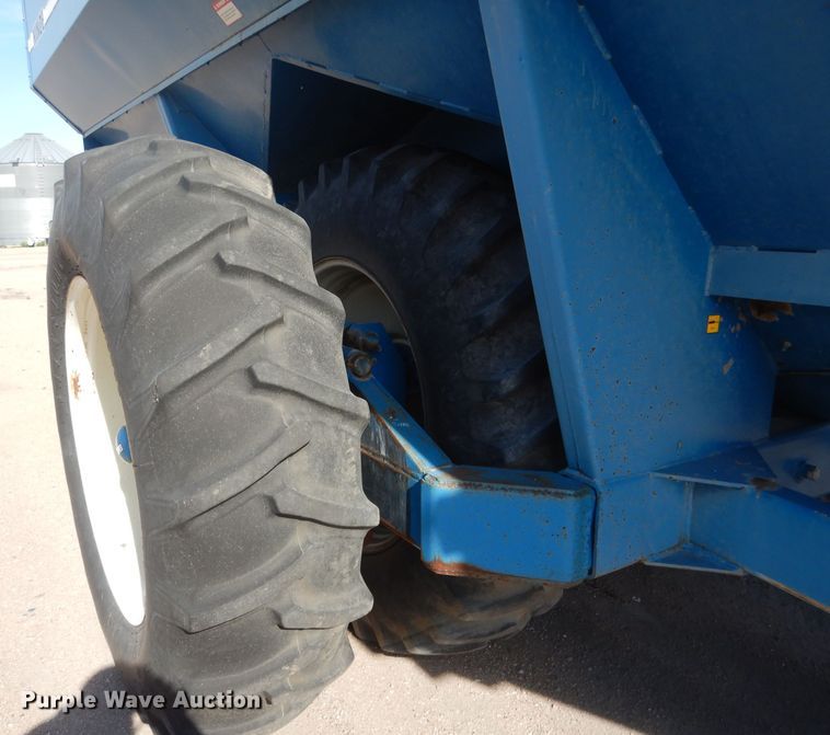 image for item DG5981 Kinze 840AW grain cart