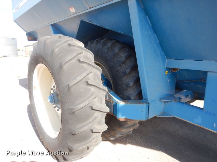 image for item DG5981 Kinze 840AW grain cart