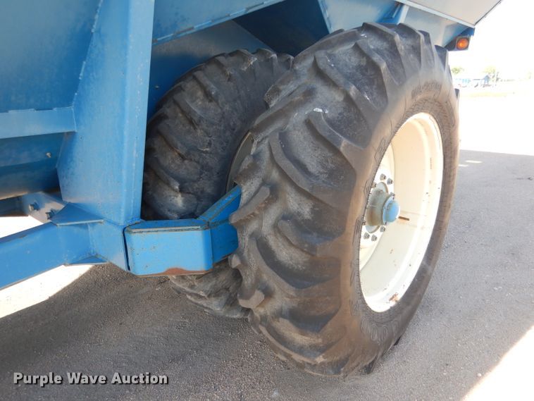 image for item DG5981 Kinze 840AW grain cart