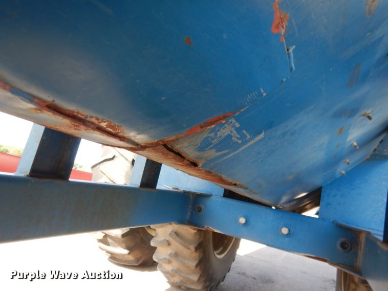 image for item DG5981 Kinze 840AW grain cart