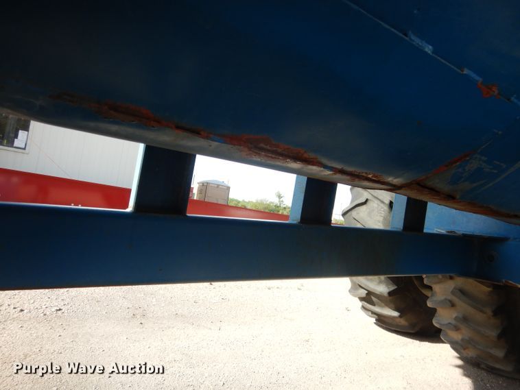 image for item DG5981 Kinze 840AW grain cart