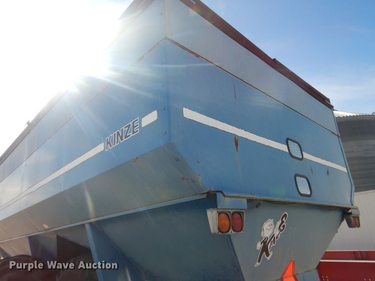 image for item DG5981 Kinze 840AW grain cart