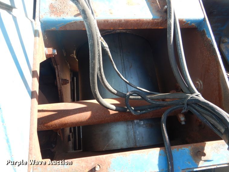 image for item DG5981 Kinze 840AW grain cart