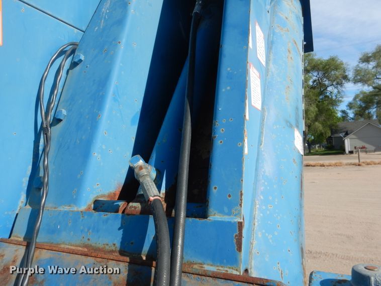 image for item DG5981 Kinze 840AW grain cart