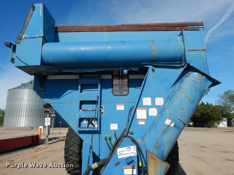 image for item DG5981 Kinze 840AW grain cart