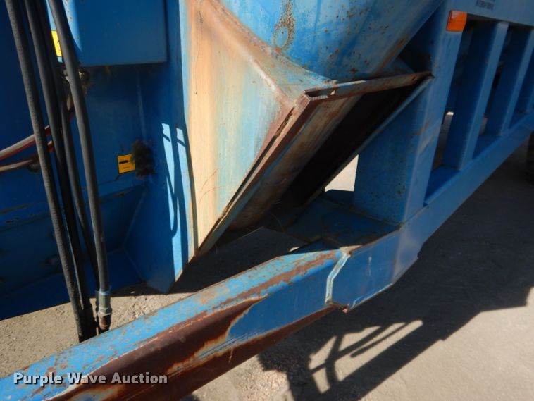 image for item DG5981 Kinze 840AW grain cart