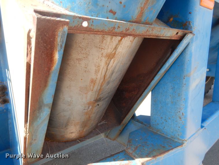 image for item DG5981 Kinze 840AW grain cart