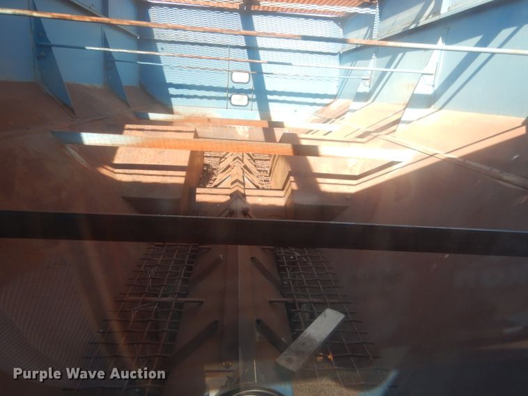 image for item DG5981 Kinze 840AW grain cart