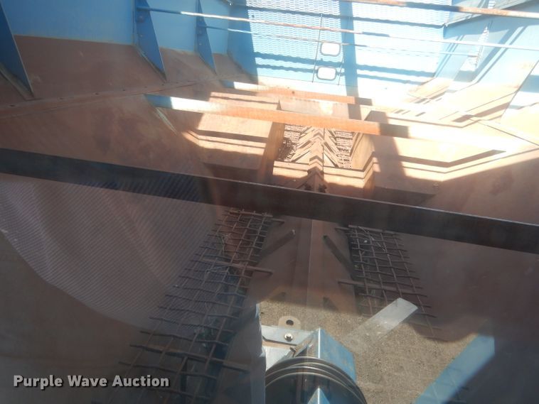 image for item DG5981 Kinze 840AW grain cart