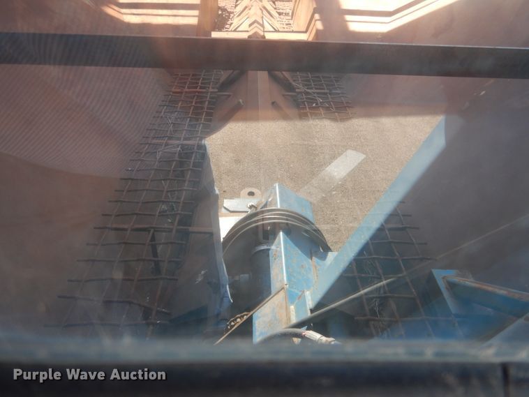 image for item DG5981 Kinze 840AW grain cart