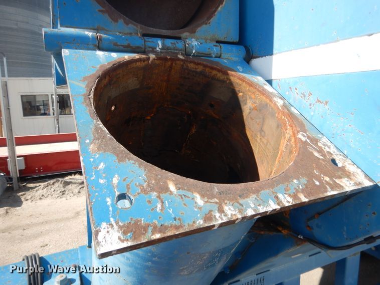 image for item DG5981 Kinze 840AW grain cart