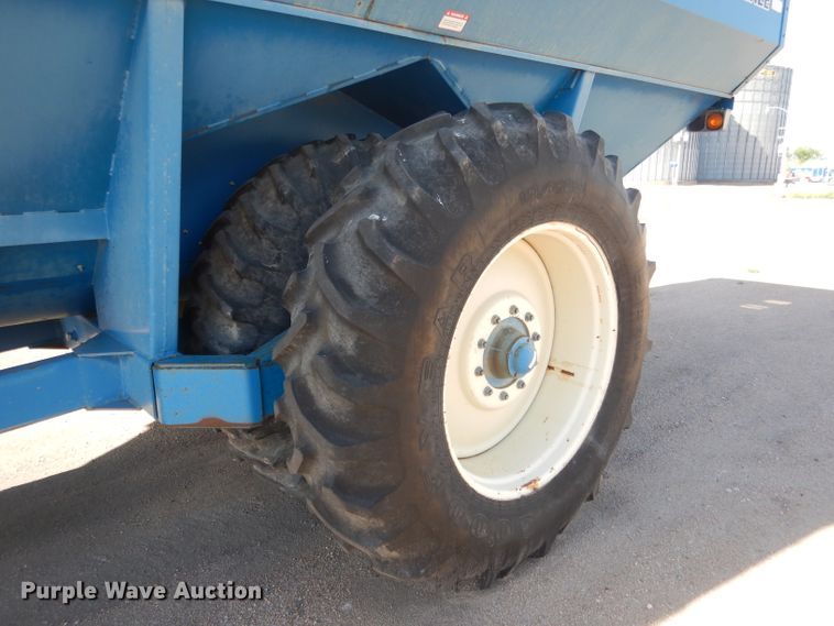 image for item DG5981 Kinze 840AW grain cart