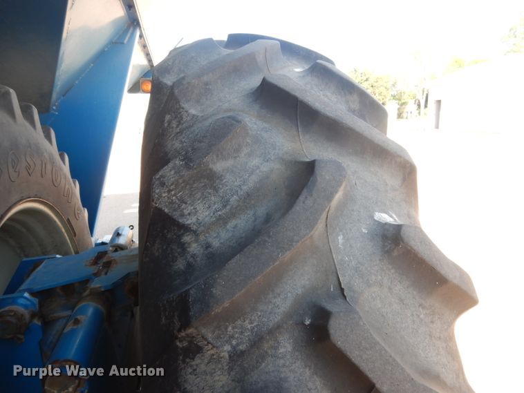 image for item DG5981 Kinze 840AW grain cart