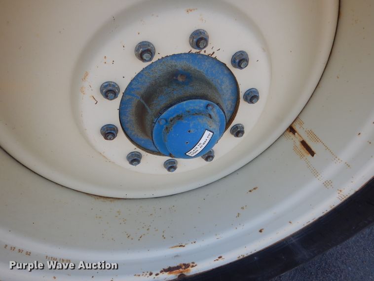 image for item DG5981 Kinze 840AW grain cart